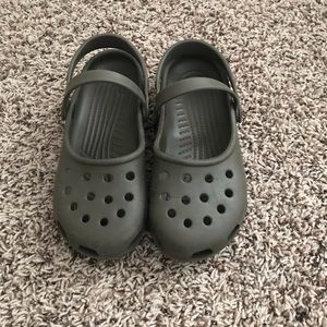 Women’s size 6 brown crocs